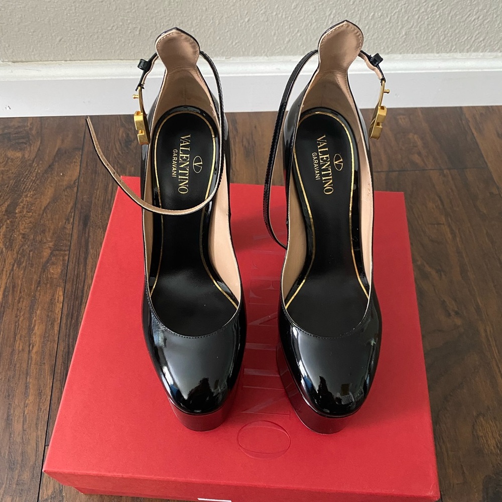 EUC Valentino Tan Go platform Black size 37.5